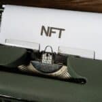 Feuille dans une machine à écrire sur laquelle il est écrit NFT