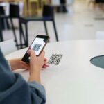 une personne scannant un QR code