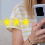 Photo d'une femme mettant un avis cinq étoiles sur Google