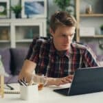 Photo d'un homme travaillant sur son ordinateur