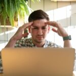 Photo d'un homme confus devant un site internet