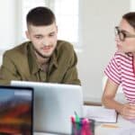 photo d'un homme et d'une femme travaillant sur un site internet